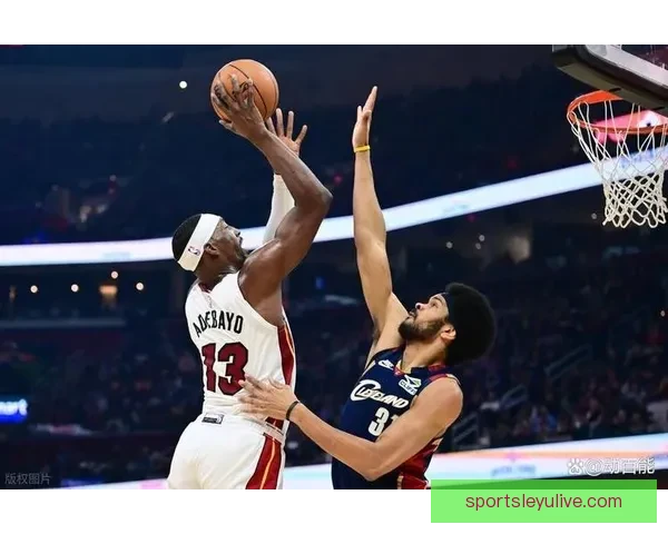 阿伦复出带来全新变化 双塔联手骑士攻守无懈可击 哈登17+14助攻助力全队